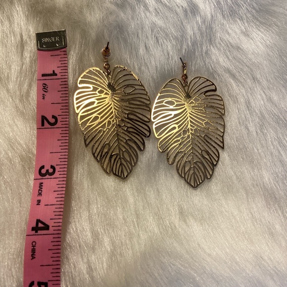 minimalist gold leaf earrings - Picture 2 of 4
